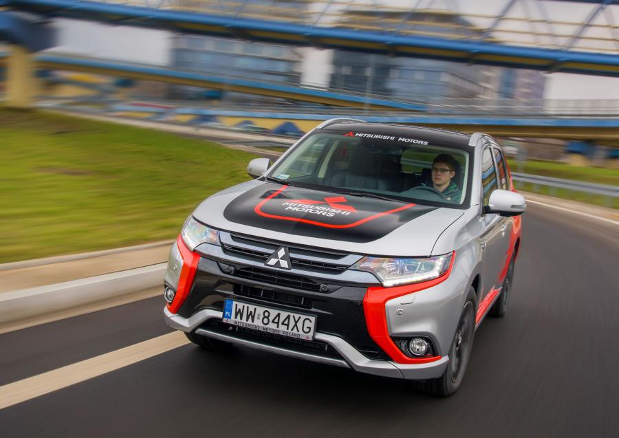  Mitsubishi Outlander PHEV Rally Style 2016 года  (фото 12 из 30)